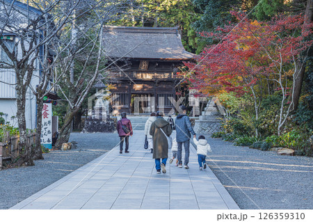 袋井市にある法多山尊永寺の参道と紅葉の風景(静岡県) 126359310