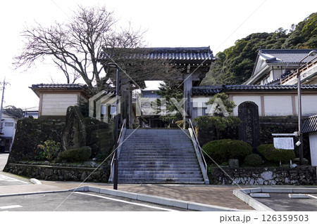 本願寺吉崎別院（吉崎御坊）の門構え 126359503