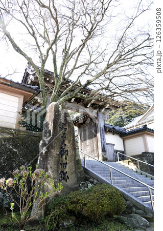 本願寺吉崎別院（吉崎御坊）の門構え 126359508