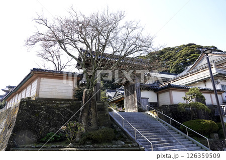 本願寺吉崎別院（吉崎御坊）の門構え 126359509