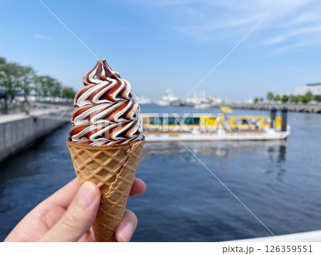 ミックスソフトクリーム バニラとチョコレートのソフトクリーム ミックスソフトクリーム バニラとチョコレートのソフトクリーム 126359551