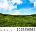 夏の空と高原の境界 126359562