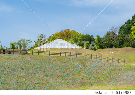 奈良県明日香村　復元された牽牛子塚古墳　越塚御門古墳 126359982