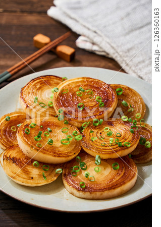 新玉ねぎの輪切り和風ソテー 126360163