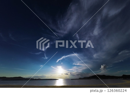 青空に多様な雲が広がった爽やかな夕方の空・秋・超広角・空主体・241009pm 126360224