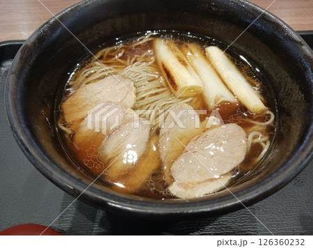 鴨南蛮そばのアップ写真｜和風だしの香る温かいそば 126360232