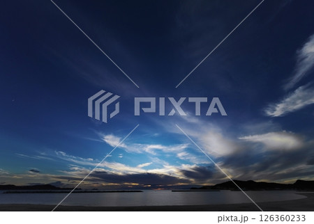 青空に多様な雲が広がった爽やかな夕空・秋・超広角・空主体・241009pm 126360233