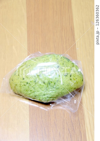 おいしそうなヨモギのクリームパン 126360362