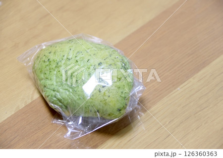 おいしそうなヨモギのクリームパン 126360363