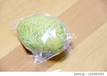 おいしそうなヨモギのクリームパン おいしそうなヨモギのクリームパン 126360365