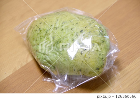 おいしそうなヨモギのクリームパン おいしそうなヨモギのクリームパン 126360366