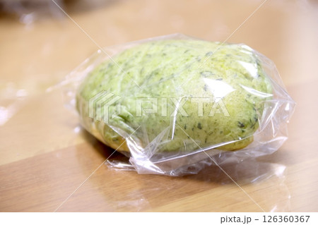 おいしそうなヨモギのクリームパン 126360367