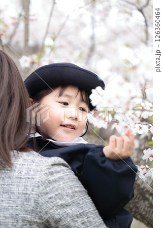 桜と入園式を迎えた3歳の女の子と母親 桜と入園式を迎えた3歳の女の子と母親 126360464