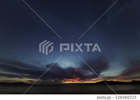 青空に多様な雲が広がった夕空・秋・超広角・空主体・241009pm 126360725