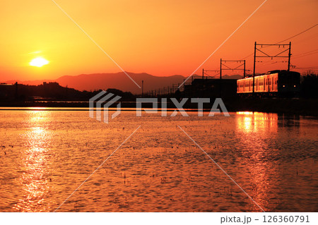 沈む夕日が美しい初夏の八日市線 沈む夕日が美しい初夏の八日市線 126360791