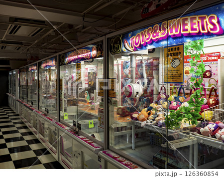 クレーンゲーム。東京のゲームセンター。 126360854