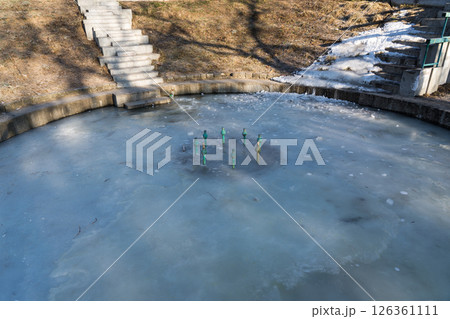 Frozen fountain and waterfall. Morning of frosty February 126361111