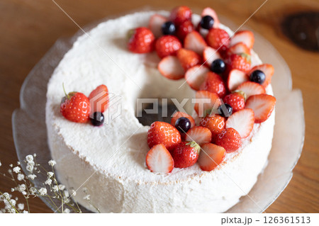 苺のシフォンケーキ 126361513
