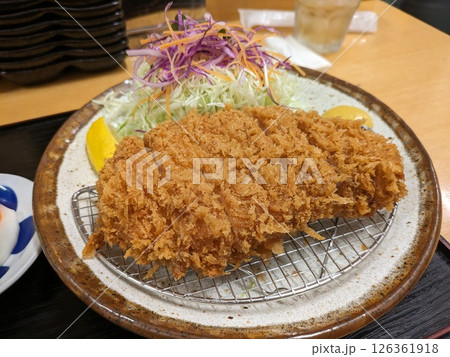 美味しそうな揚げたてのとんかつ 126361918
