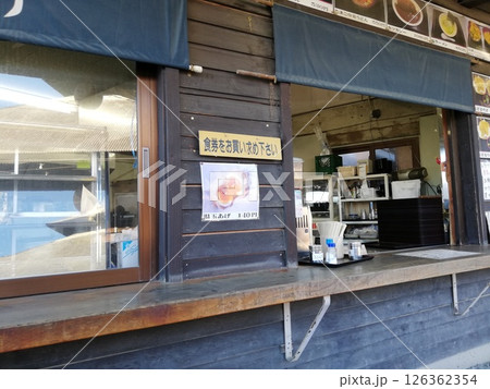 券売制のレトロな食堂窓口 券売制のレトロな食堂窓口 126362354