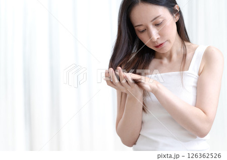 髪の毛を触る女性 髪の毛を触る女性 126362526