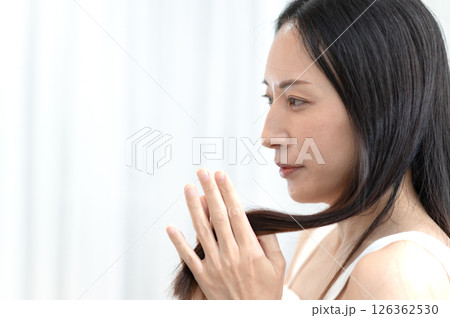 髪の毛を触る女性 髪の毛を触る女性 126362530