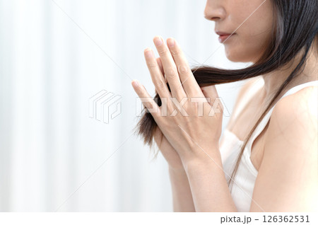 髪の毛を触る女性 髪の毛を触る女性 126362531