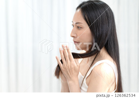 髪の毛を触る女性 髪の毛を触る女性 126362534