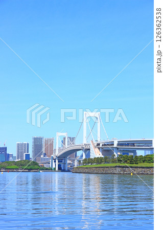 東京都港区、レインボーブリッジの風景 126362538