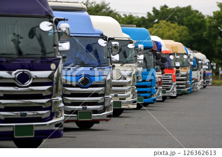 並んだトラック 並んだトラック 126362613