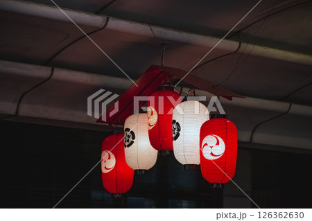 夏の京都 祇園祭 闇夜に浮かぶ軒先の提灯 126362630