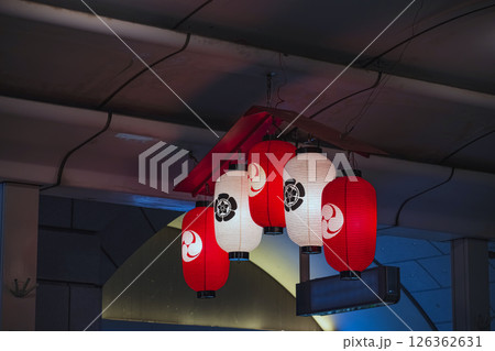 夏の京都 祇園祭 闇夜に浮かぶ軒先の提灯 126362631