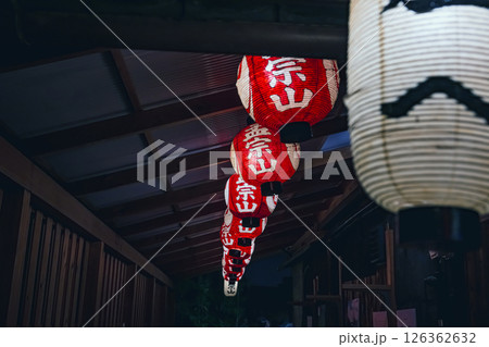 夏の京都 祇園祭 闇夜に浮かぶ軒先の提灯 夏の京都 祇園祭 闇夜に浮かぶ軒先の提灯 126362632