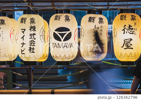 夏の京都 祇園祭 通りを飾る提灯 126362796