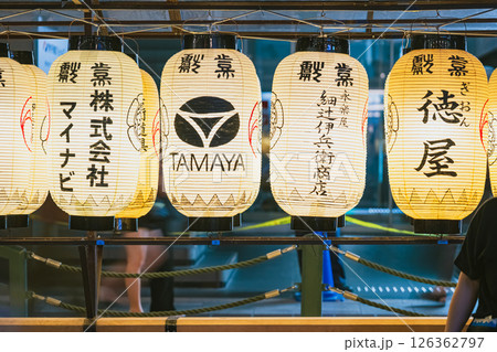 夏の京都 祇園祭 通りを飾る提灯 126362797