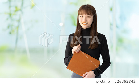 バインダーを持つ女性・ビジネスウーマン 126362843