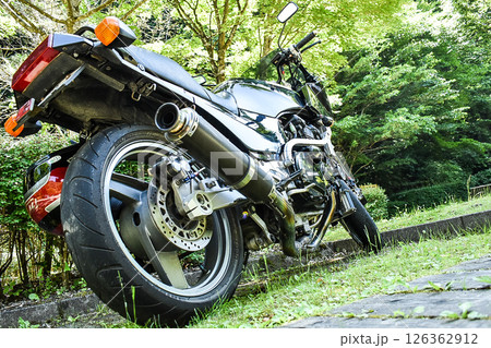 新緑の中を走るバイク 126362912
