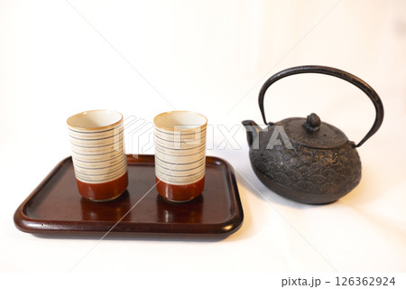 お盆にのった夫婦湯呑みと鉄瓶のお茶セットの写真 126362924