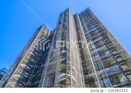 日本の横浜都市景観 マンションの補修や点検等のため組まれた足場や防護ネットなどを望む=横浜市内 日本の横浜都市景観 マンションの補修や点検等のため組まれた足場や防護ネットなどを望む=横浜市内 126363153