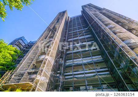 日本の横浜都市景観　マンションの補修や点検等のため組まれた足場や防護ネットなどを望む＝横浜市内 126363154