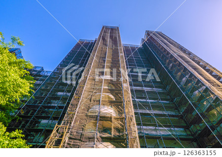 日本の横浜都市景観　マンションの補修や点検等のため組まれた足場や防護ネットなどを望む＝横浜市内 126363155