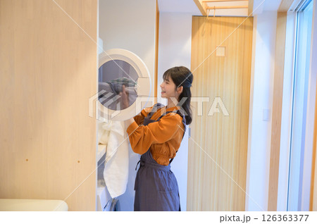 笑顔で洗濯をする日本人女性 126363377