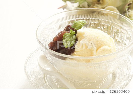 あんこを添えたバニラアイスクリーム 126363409