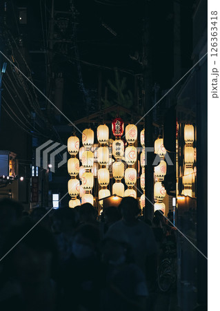 夏の京都 祇園祭 闇に浮かぶ山鉾の提灯 夏の京都 祇園祭 闇に浮かぶ山鉾の提灯 126363418