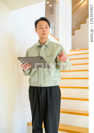 家の設備を点検する作業服の日本人男性 家の設備を点検する作業服の日本人男性 126363467