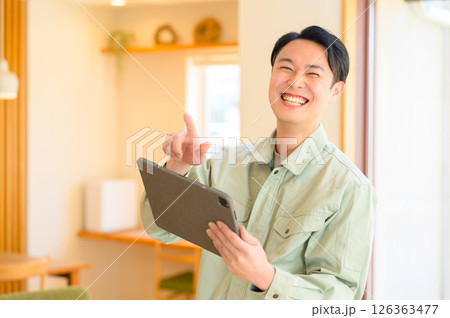 家の設備を点検する作業服の日本人男性 家の設備を点検する作業服の日本人男性 126363477