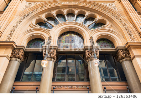 シドニー　クイーン・ヴィクトリア・ビルディング　中央入口のステンドグラス（外観） 126363486