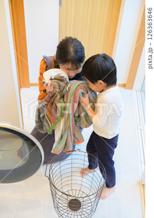 洗濯をする日本人の男の子と母親 洗濯をする日本人の男の子と母親 126363646