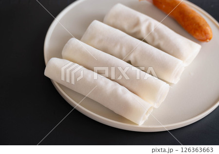 春巻きの皮で巻いたソーセージ 126363663