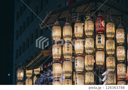 夏の京都 祇園祭 美しい夜の山鉾の提灯 夏の京都 祇園祭 美しい夜の山鉾の提灯 126363786